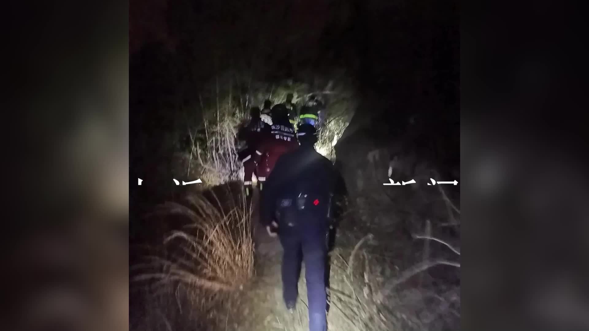 “警察叔叔，来救救我们！”长沙5名大学生上山徒步时迷路求助，警民合力救援