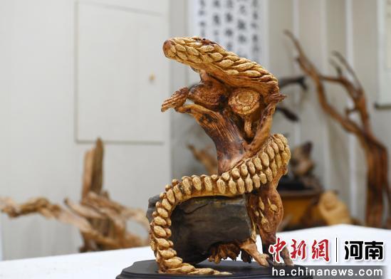 图为根雕作品“灵蛇”。杨帆 摄