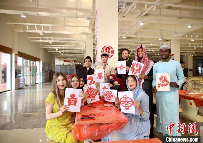 图为外国友人展示自己制作的剪纸。 陈启道 摄