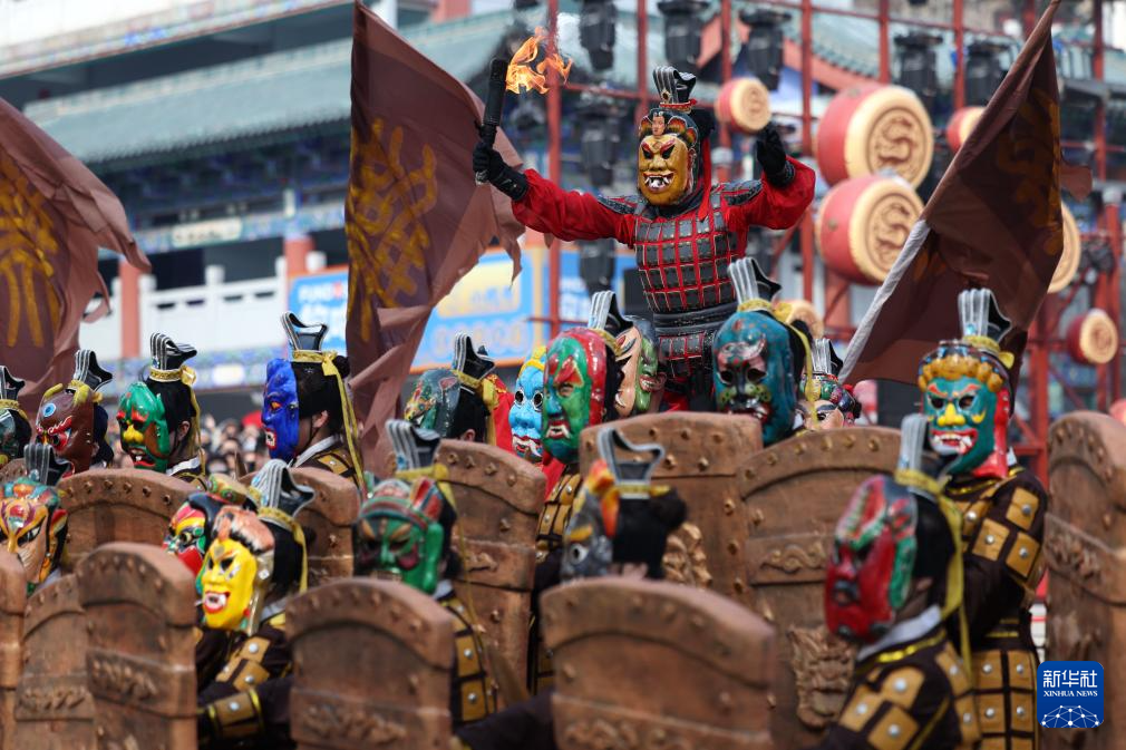1月30日，演员在兰州市2025年春节文化庙会活动现场表演西固军傩舞。新华社记者　陈斌　摄