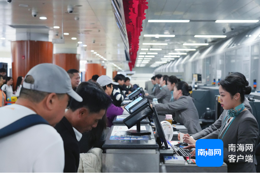 旅客在海口美兰机场办理值机手续。海口美兰机场供图