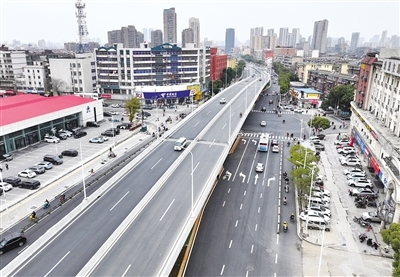 上海路跨线桥及桥下辅路改造已全部完工并通车。洪观新闻记者 魏勇剑 摄