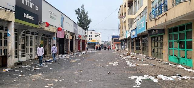 突破事后，东说念主们走过戈马的交易区。