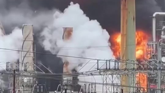 美国加州一炼油厂突发大火，浓烟滚滚