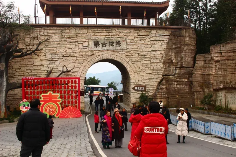 我在恩施过大年,来凤有好戏,古寨迎新春,杨梅古寨景区喜迎八方客