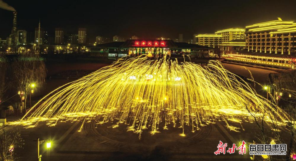 1月28日除夕夜,武威汉唐天马城熠熠生辉。一盏盏璀璨的花灯点亮了整个景区,将这座千年古城装扮得分外妖娆。一场令人惊艳的非遗盛宴“打铁花”在汉唐天马城精彩上演,让游客在欣赏精彩表演的同时,深切感受武威独特的文化魅力。 新甘肃·甘肃经济日报通讯员 赵世鹏 摄