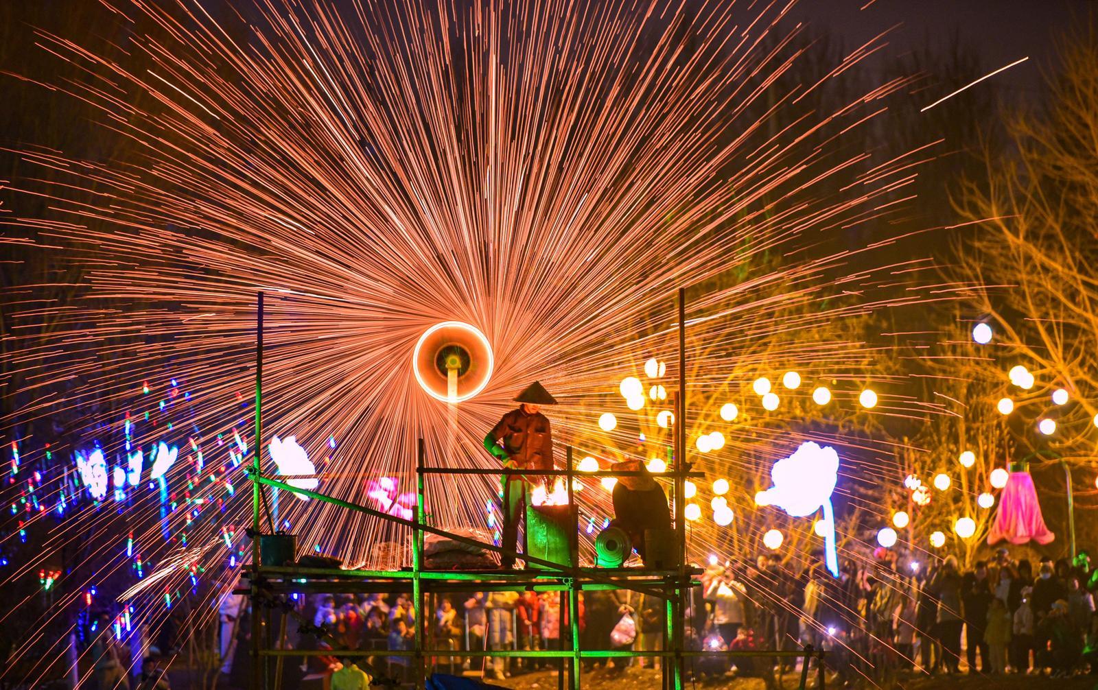打铁花看灯展 西安植物园新春奇妙夜