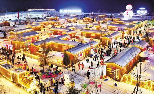 1月30日,游客在邢台市信都区路罗镇太行逸境雪乡体验冰雪乐趣。本报记者 赵永辉摄