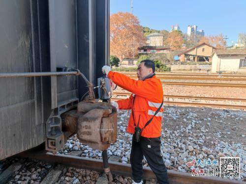 周建发正在检修列尾设备(受访者供图)