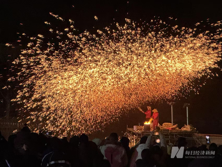 非遗打铁花表演 图片来源:每经记者 范芊芊 摄