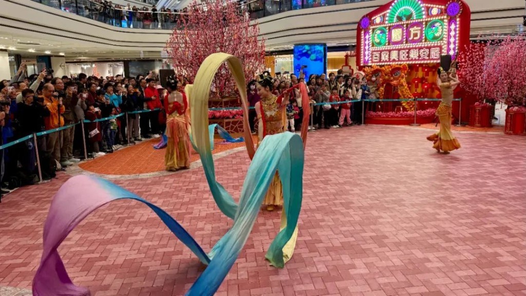 长绸起舞（图由甘肃演艺集团提供）