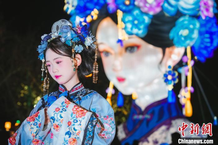 2024年12月底，游客身着“雨荷”同款汉服，与济南“明湖雨荷”花灯同框合影。黄中明 摄