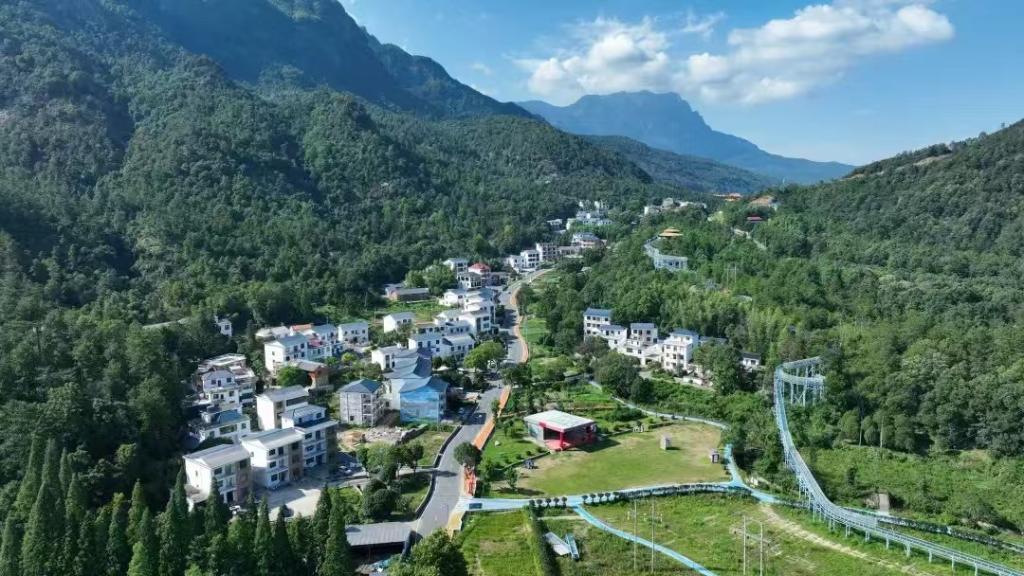 江西省庐山市白鹿镇秀峰村风光(航拍图)。新华社发