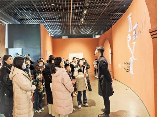 日前，游客在河北博物院参观“五色之金——亚洲古代金属艺术展”。 本报记者 史晓多摄