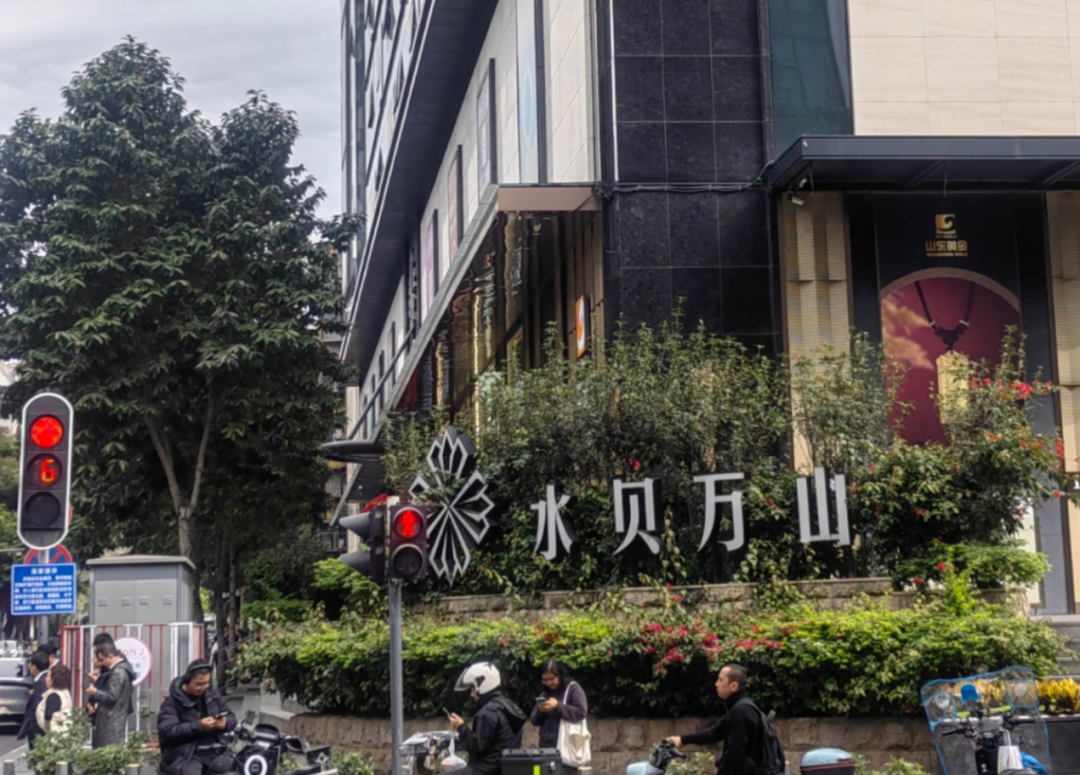 深圳水贝黄金珠宝集聚区(吴家明/摄)