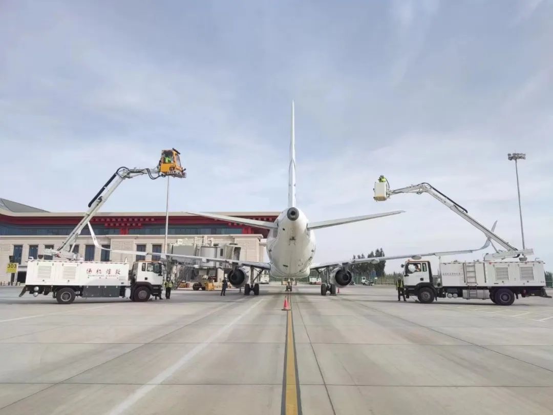 敦煌机场正在进行航班除冰演练　谢伟　摄