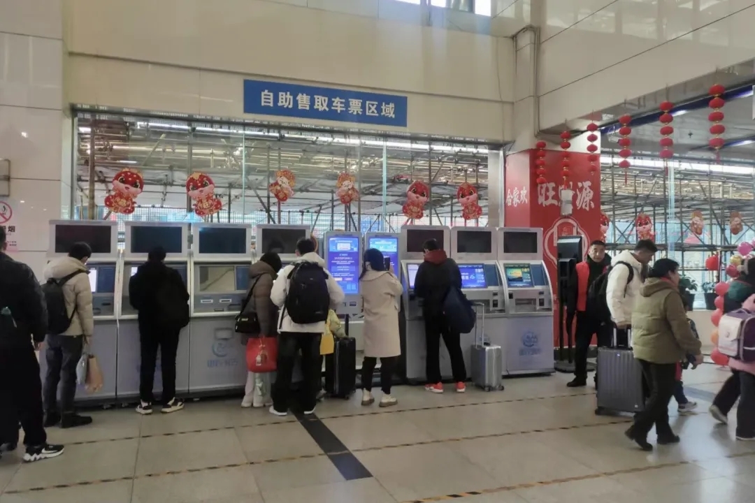 旅客有序排队购买车票