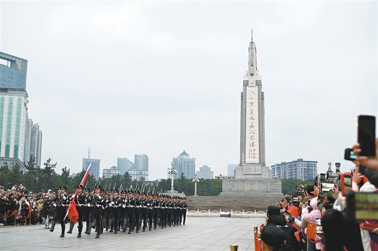 市民游客汇聚南昌八一广场 观看升旗仪式（图）