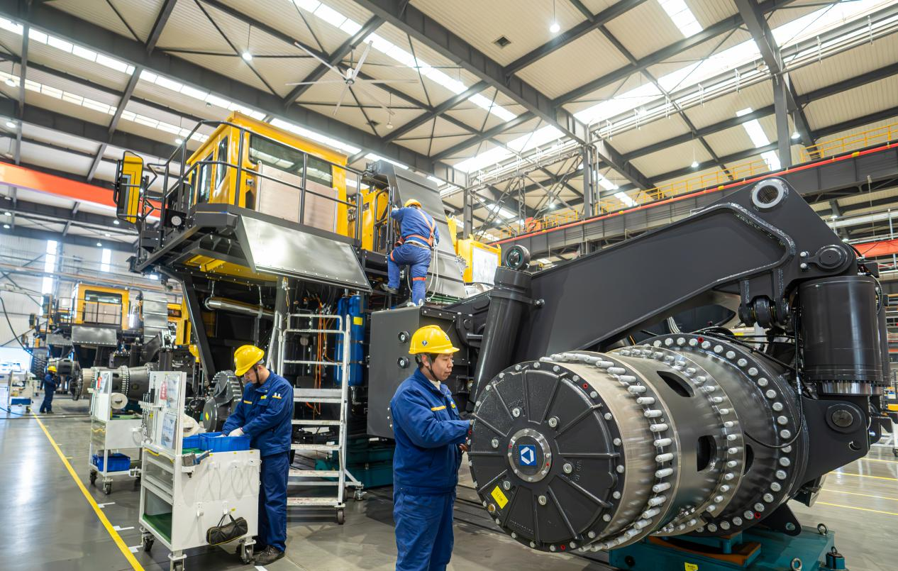 徐工高端露天矿山装备启航全球，集中交付