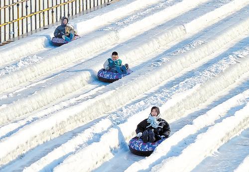 1月29日,天津市民在东疆海岸雪世界主题乐园乐享冰雪游戏。天津日报记者 周 伟摄
