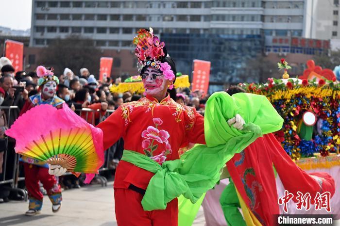 图为社火表演　中新社记者　九美旦增　摄