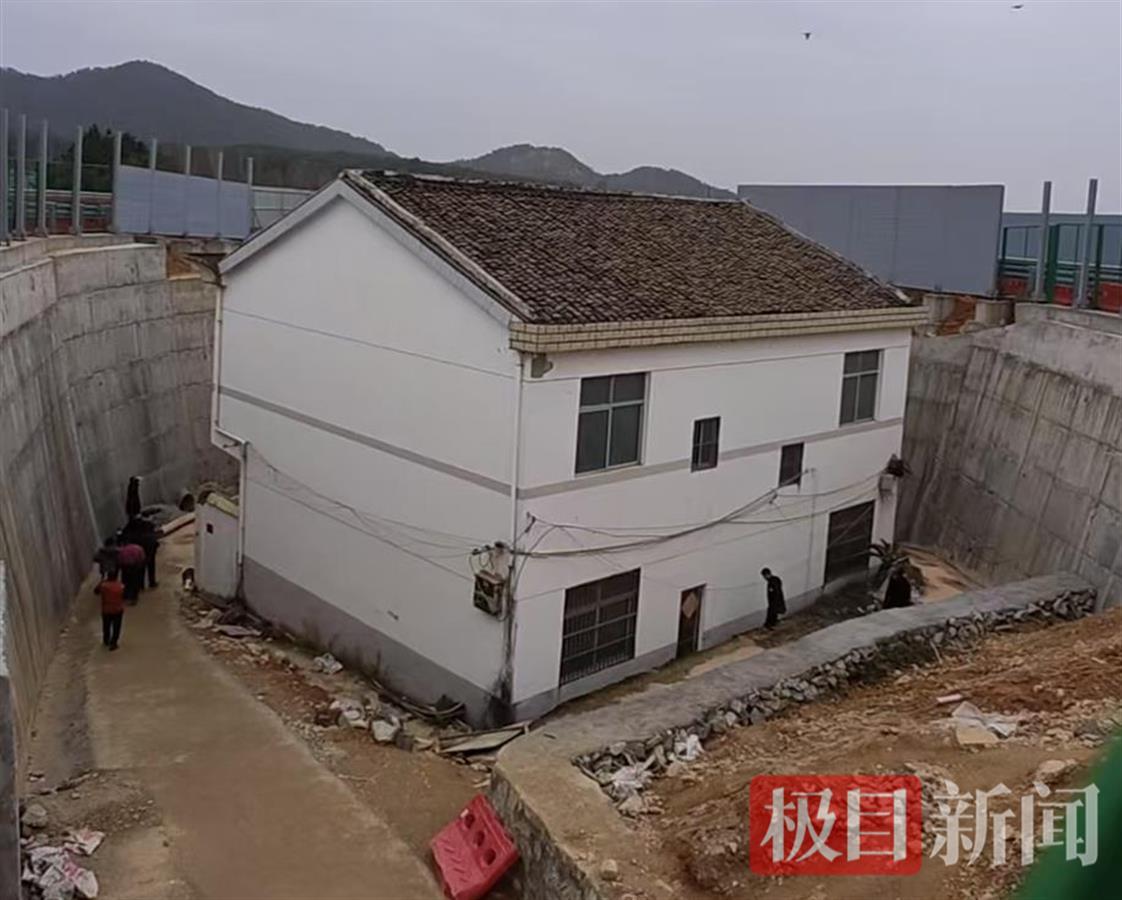 房屋被数米水泥墙包围