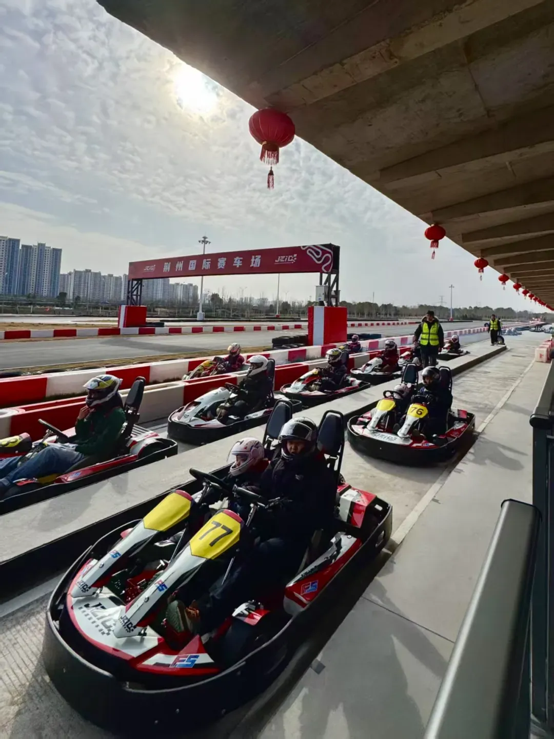 游客在荆州国际赛车场感受新年速度与激情