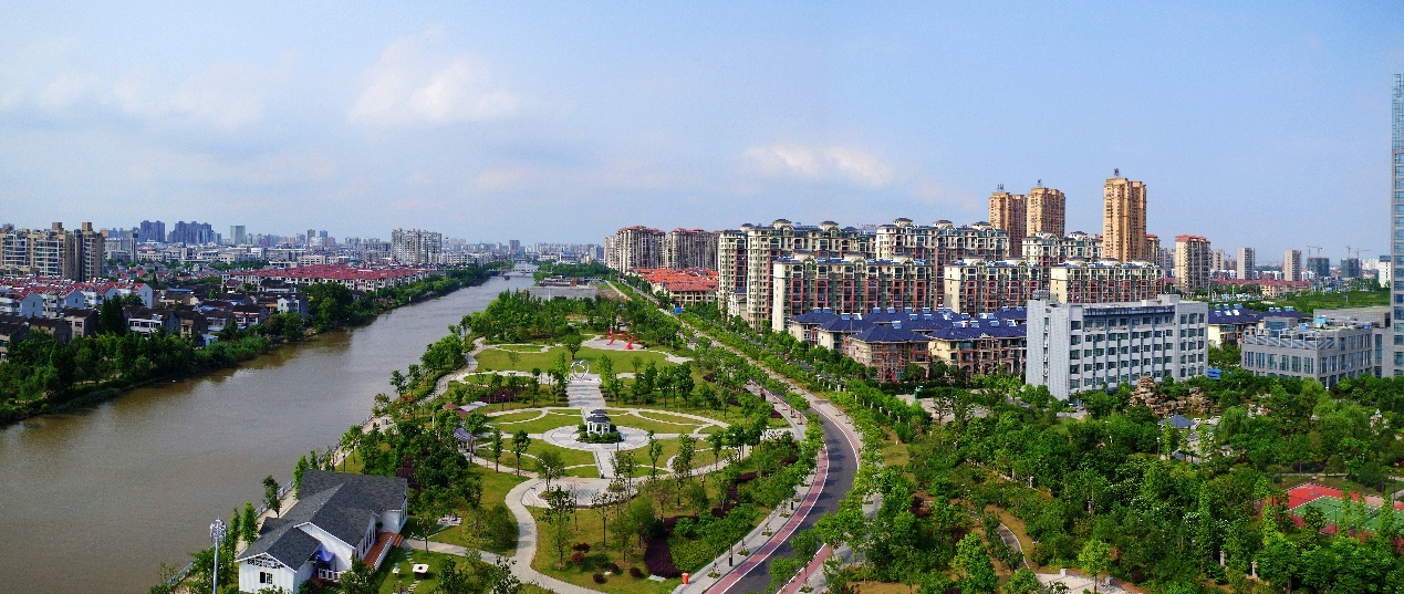 图为靖江市十圩港景观带。