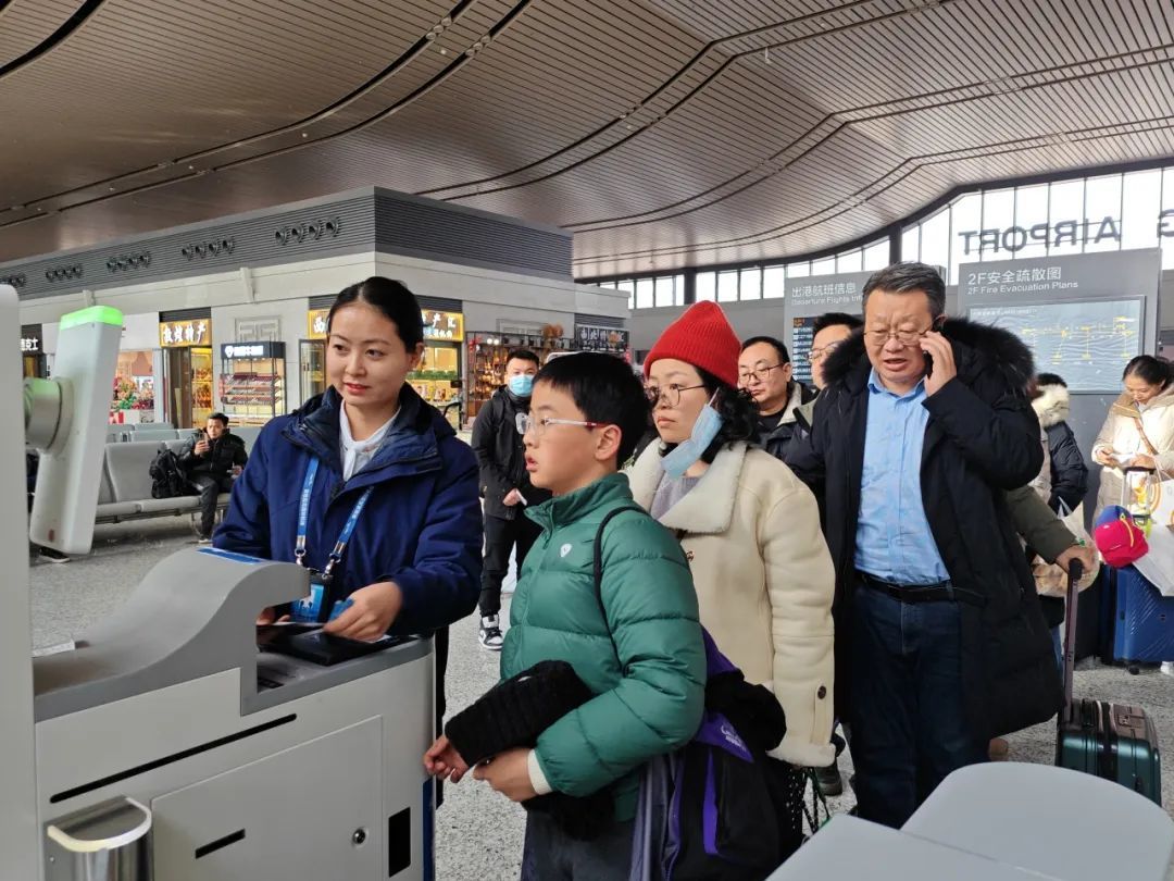 敦煌机场地服人员帮助旅客办理登机手续　顾超　摄