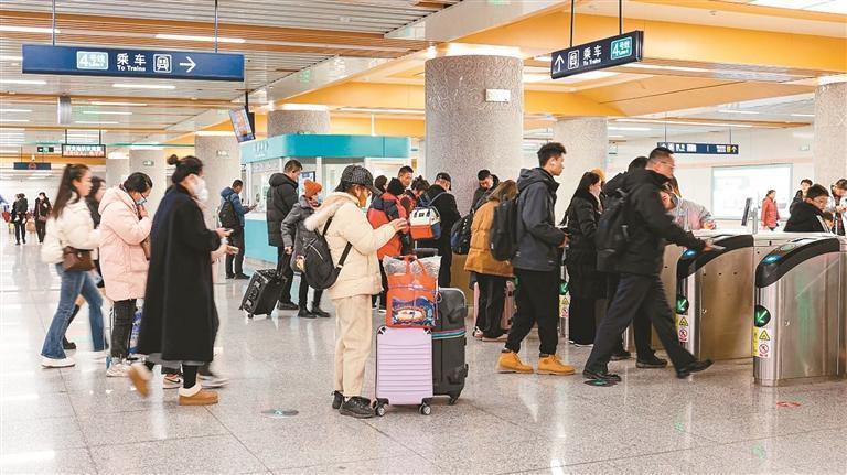 市民游客进站乘坐西安地铁4号线 记者 李明 摄