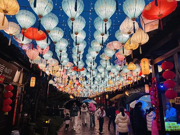 葛仙村里人潮涌动，小摊贩、店家吆喝声此起彼伏，处处洋溢着欢声笑语。晨报记者 程玥 图