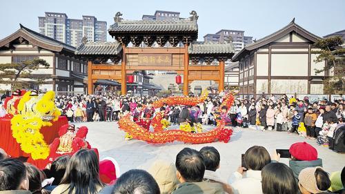 2月3日,定州众春园“宋韵游园会”上的舞龙表演。 本报记者 林凤斌摄