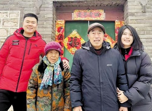 刘玉婧和弟弟、爷爷奶奶在家门口合影。刘忠艳摄