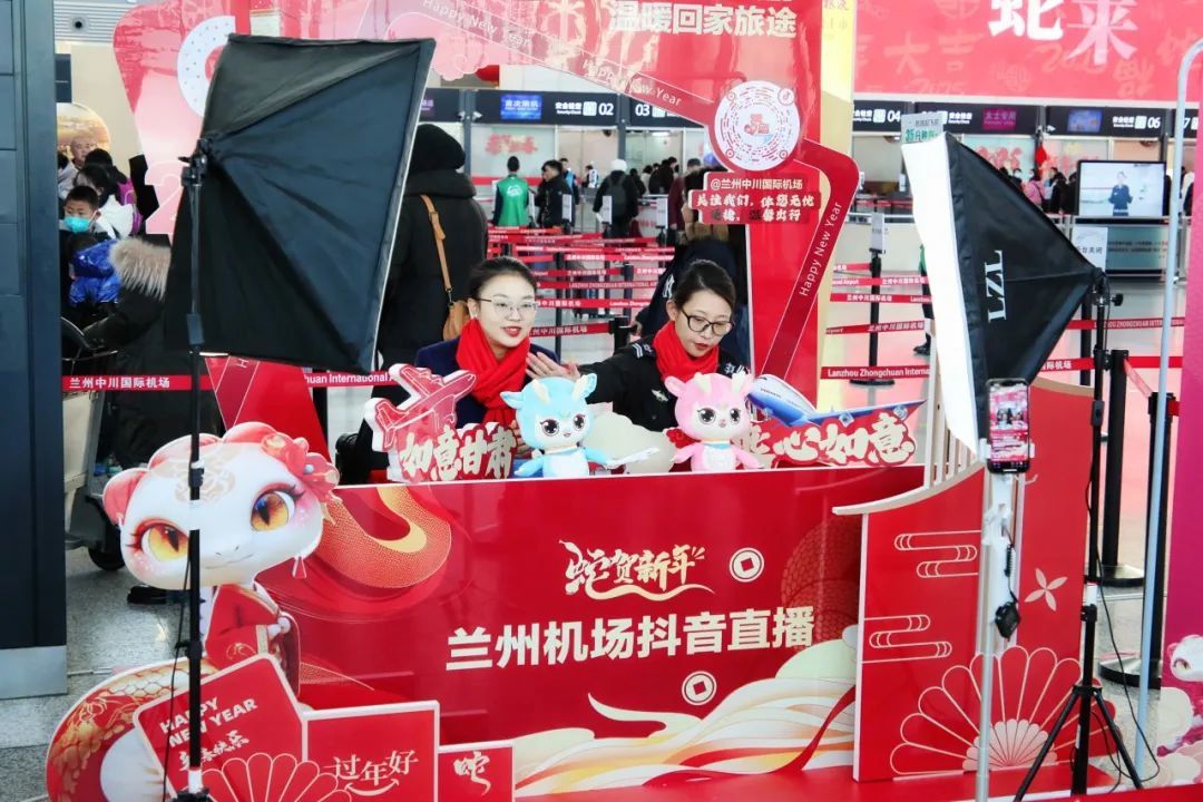 兰州机场创新使用新媒体平台为旅客提供全天候问询直播服务　张博　摄