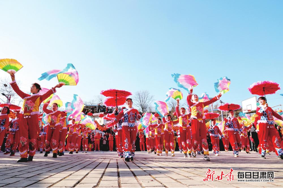 2月3日,社火队员在成县陈院镇玉泉村文化广场进行大秧歌表演。当日是二十四节气中的立春节气,成县陈院镇社火队走进大垭村、卢沟村、玉泉村,进行大秧歌、舞龙等表演,喜迎新春、欢度春节。新甘肃·甘肃经济日报通讯员 黄培军 摄