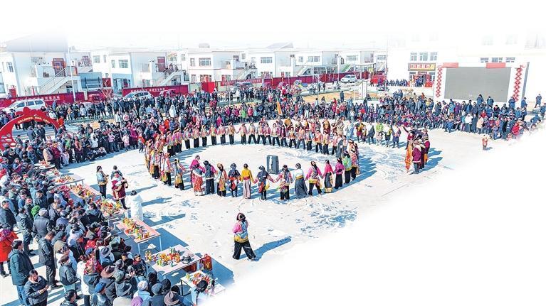 新康村村民跳起欢快的锅庄舞　兰州新区报记者　罗晋业　摄