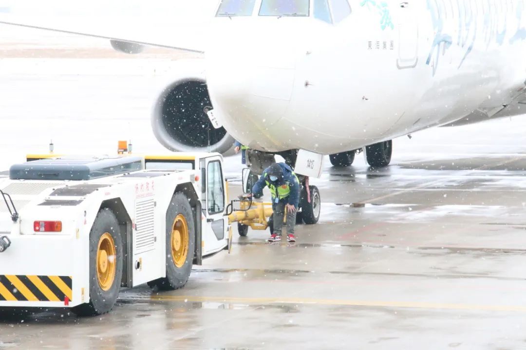 庆阳机场机务人员正在对飞机牵引设备进行检查　刘文婕　摄