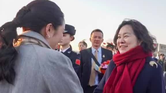 泰国总理佩通坦抵达北京，华春莹机场迎接