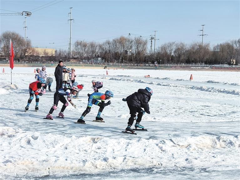 孩子们进行滑冰训练　兰州新区报记者　姜波　摄