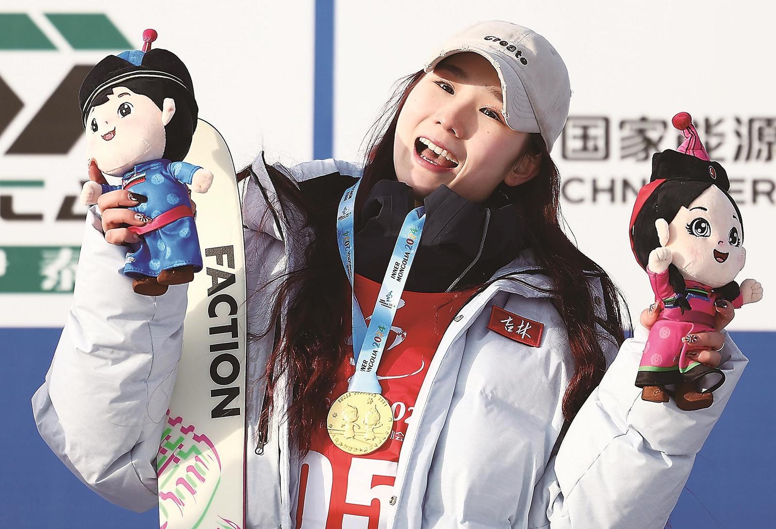 2月5日，哈尔滨亚冬会开幕式中国体育代表团旗手揭晓，男子速度滑冰运动员宁忠岩和女子滑雪运动员刘梦婷将出任开幕式旗手。这是2024年2月17日，刘梦婷在第十四届全国冬季运动会自由式滑雪公开组女子大跳台比赛颁奖仪式上。 新华社记者 王楷焱 摄