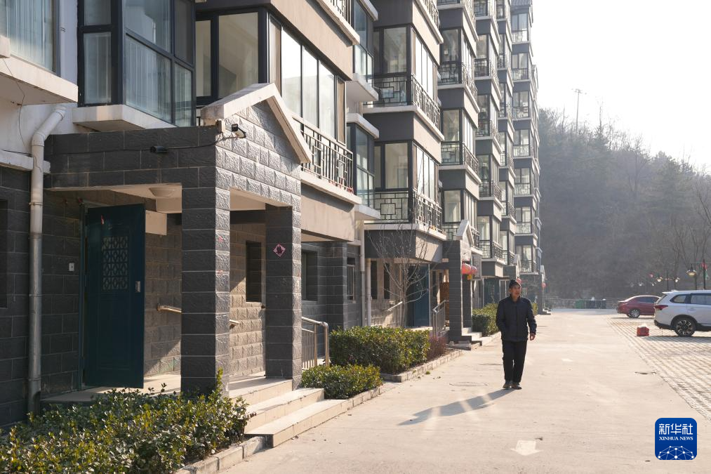 图为春节期间陈春芳的父亲在居住的楼房前散步。新华社记者范世辉 摄