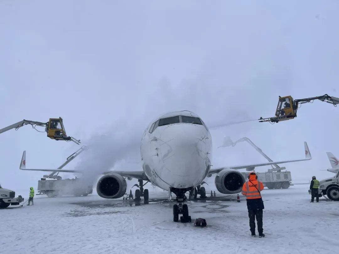兰州机场机务人员为出港航班进行除冰雪作业　张斌　摄