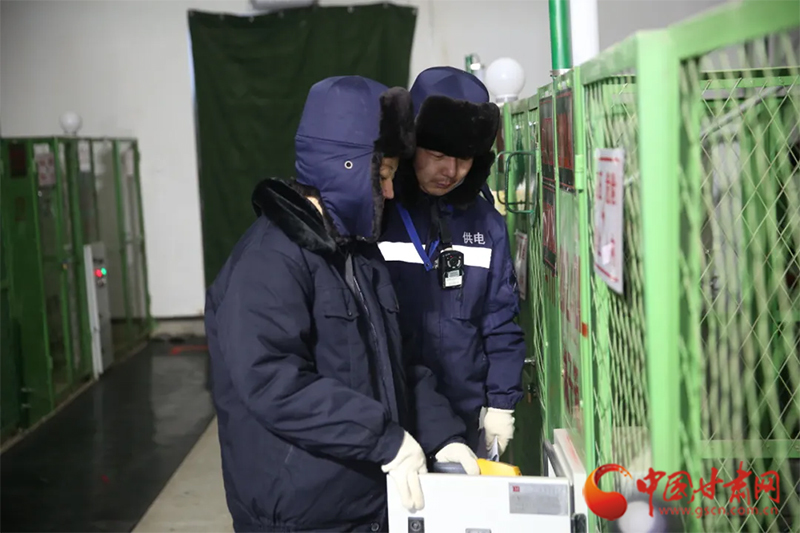 95后铁路卫士戈壁护航春运　午夜零下19度检修“天窗”