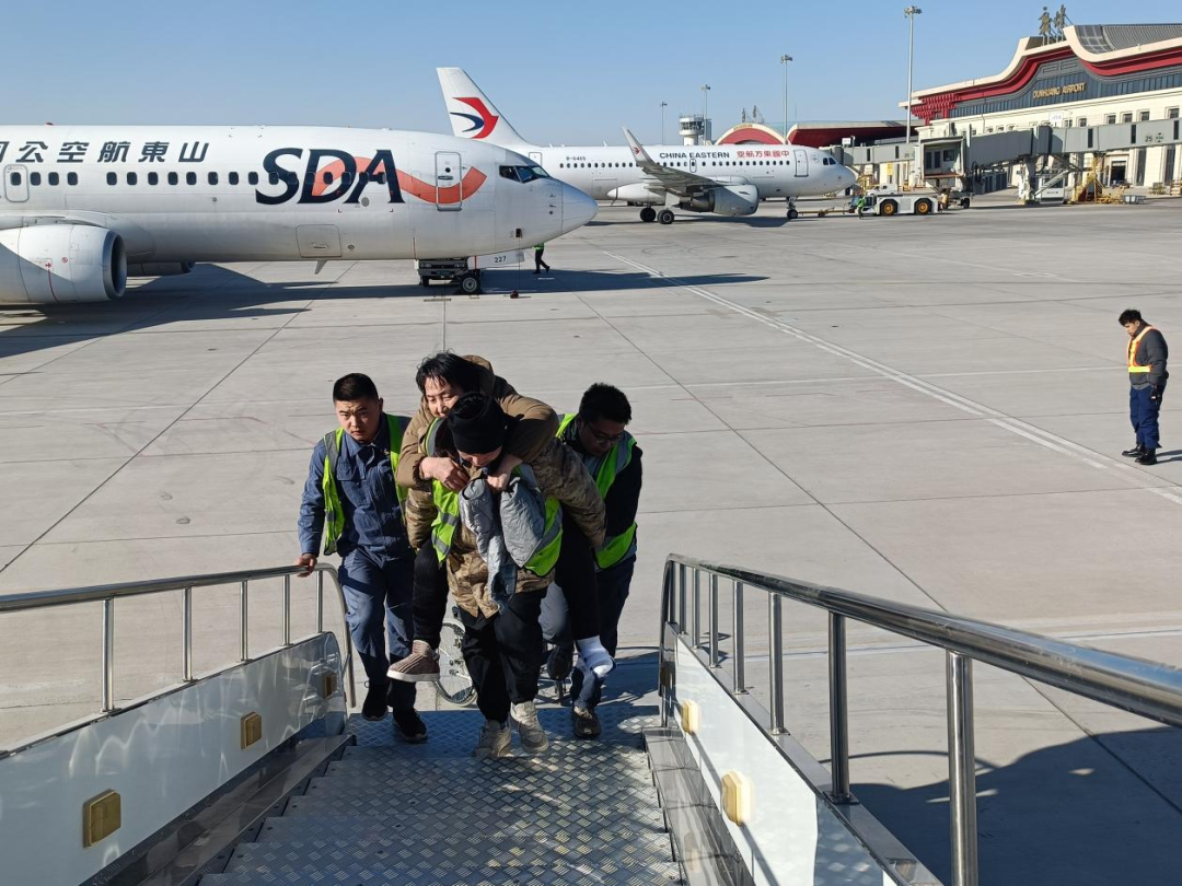 敦煌机场地服人员协助特殊旅客登机　顾超　摄