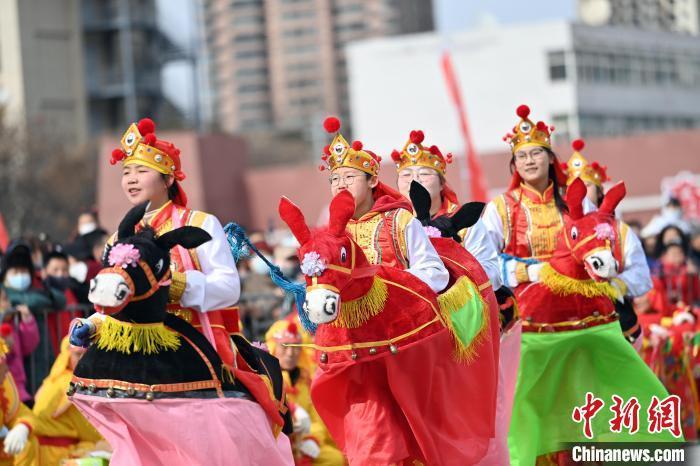 图为社火表演　中新社记者　九美旦增　摄