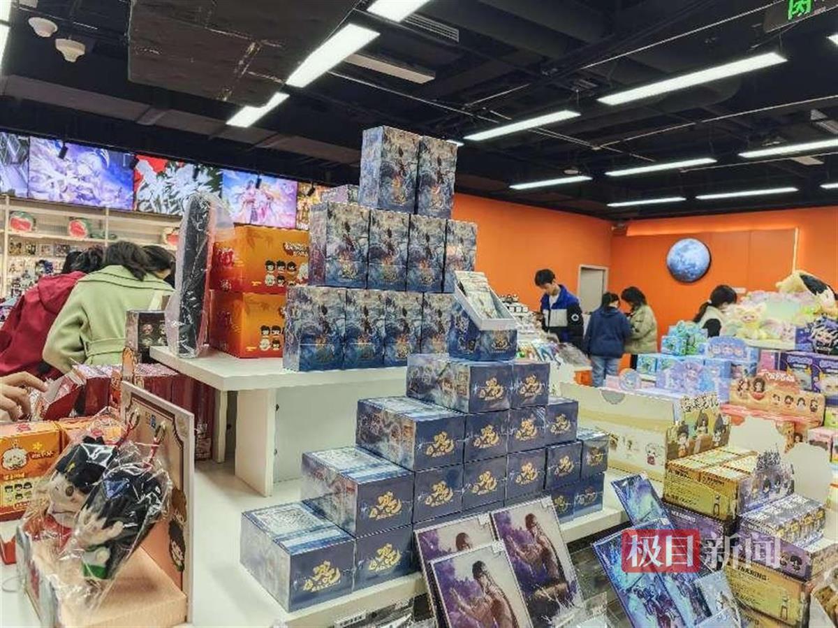 武汉一潮玩门店在售的哪吒周边商品