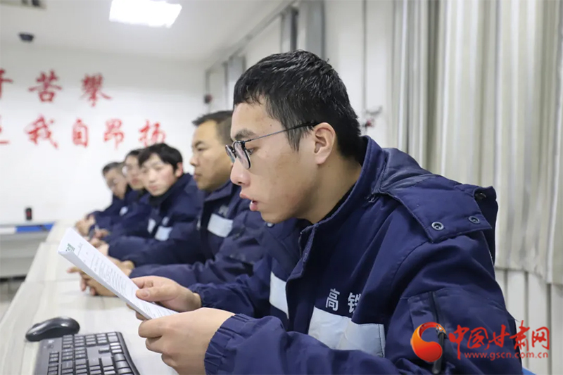 95后铁路卫士戈壁护航春运　午夜零下19度检修“天窗”