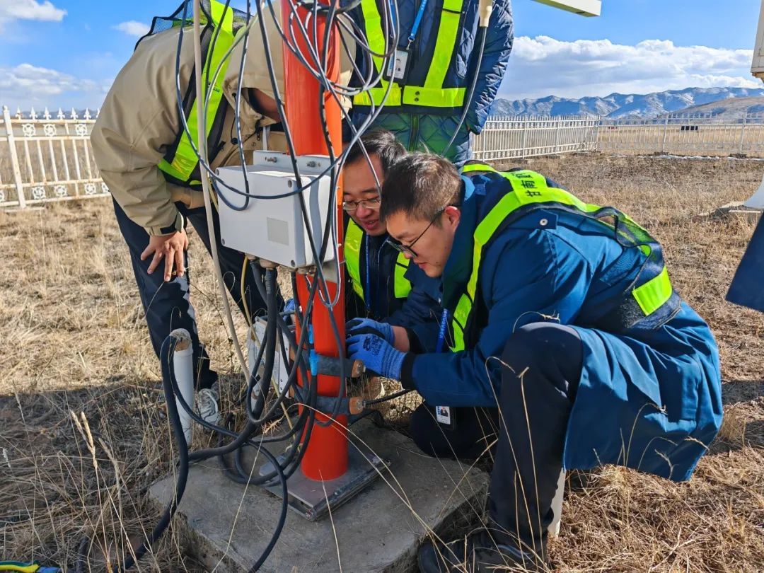 甘南机场工作人员正在对气象风杆设备进行维护　毛海鑫　摄