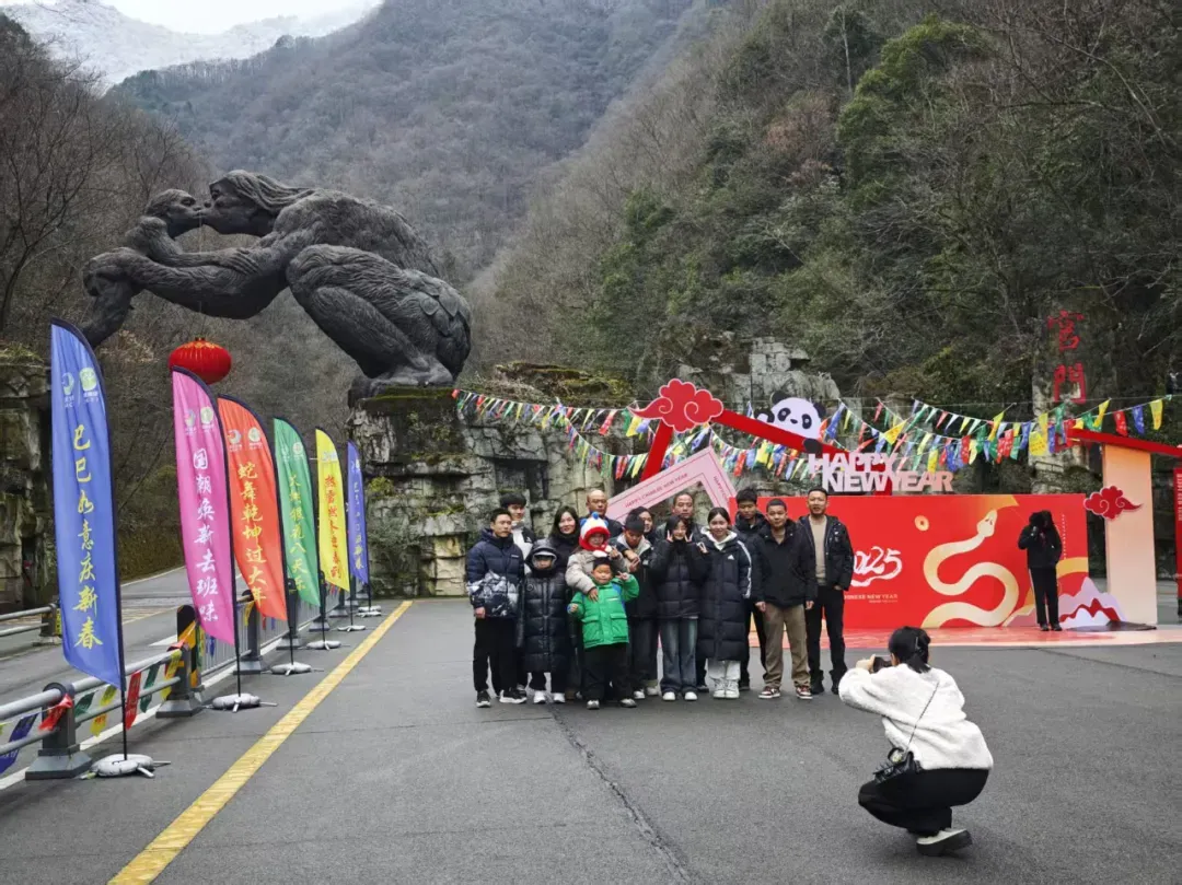 游客在神农架官门山景区合影留念