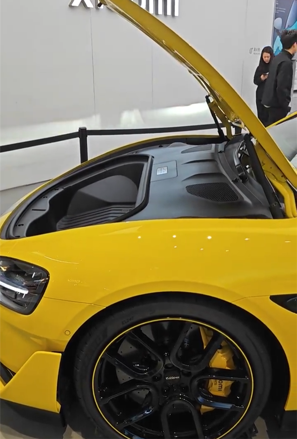 小米SU7 Ultra配备电动前备箱 开关位置太方便了